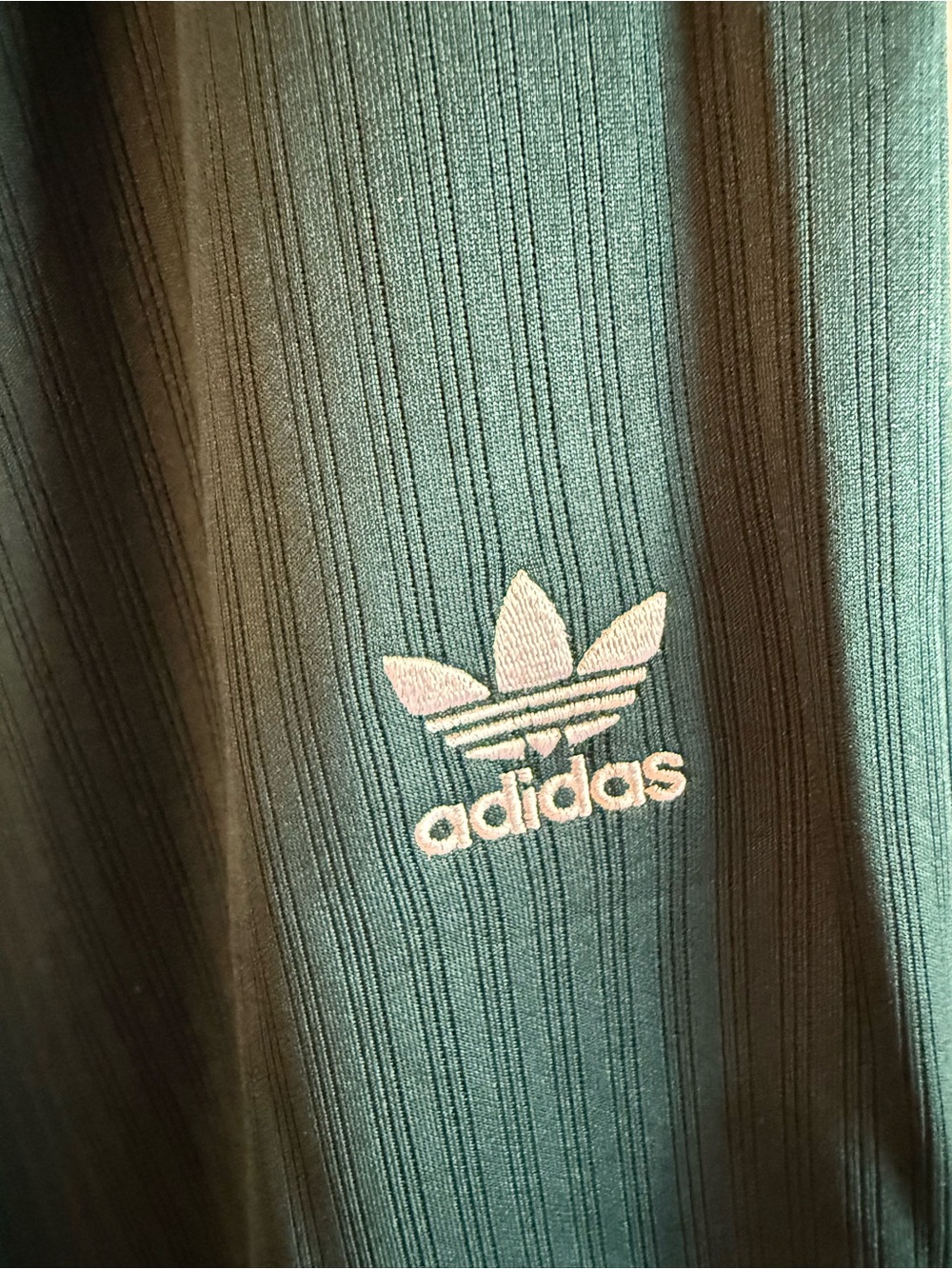 adidas women’s original Ivy Trefoil tee and Bottoms - Picture 11 of 13